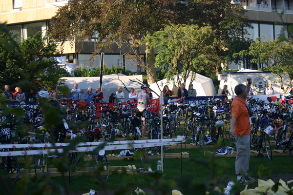 In der Wechselzone, es geht auf dem Fahrrad weiter.