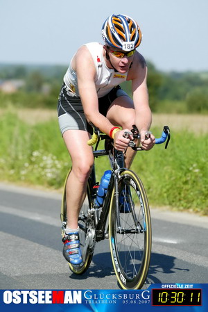 ... auf seinem Wettkampffahrrad (Kuota Kharma Carbon)