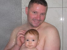 Michael mit Nik unter der Dusche in der Bad Wrishofener Therme am 03. November 2007