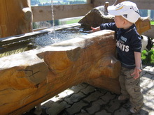 Nik planscht am Brunnen auf der Alpe Beichelstein am 11.04.2009.