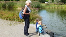 Mit den Enkelkindern beim Enten Fttern (15.08.2012)